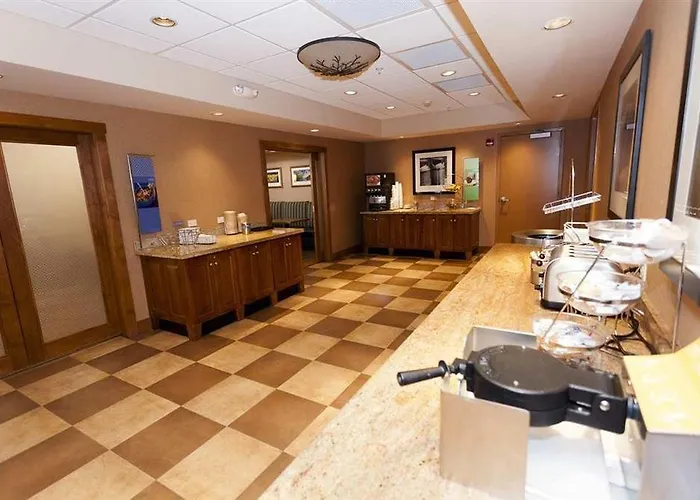 Hotel Hampton & Riverton
