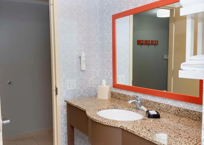 Hampton & Hotel Riverton